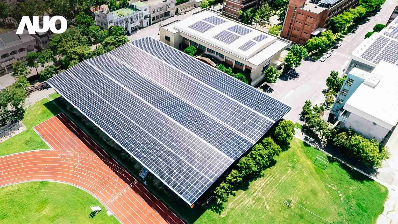 至成国际SunSteel光电整合型浪板具备快速安装、、、轻量化优势,,,,可提升15%发电效能,,,,通过国际IEC与台湾VPC认证安全、、、、防漏、、耐候标准