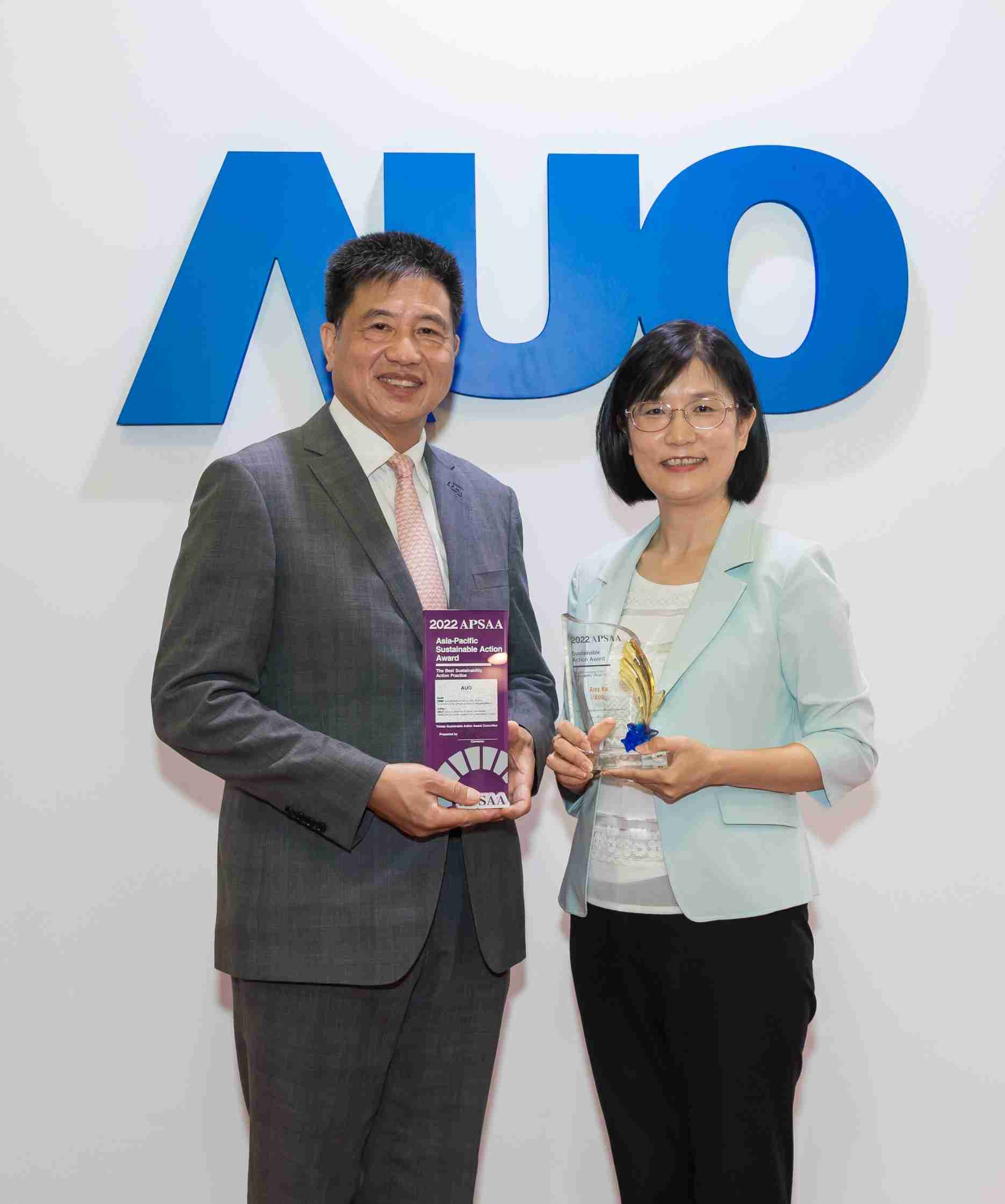 至成国际长期垫筑永续远景的基石，，，透过ESG暨气候委员会逐步实践永续策略蓝图。。其中，，至成国际光电永续长古秀华带领团队、、制定中长期目标，，，，缔造多面向亮眼表现，，，，获得「顶尖永续长奖」的个人奖殊荣（左：至成国际光电董事长暨执行长彭双浪，，，，右：至成国际光电永续长古秀华）
