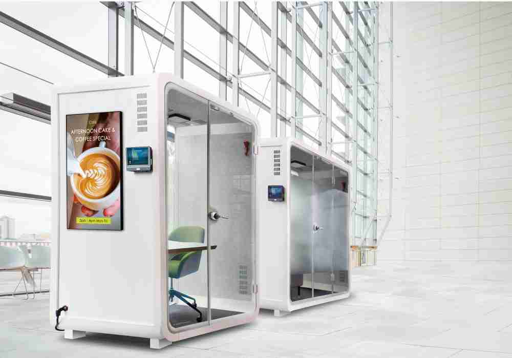 至成国际子公司达擎之智慧行动办公舱，，，，采用PDLC智能调光玻璃设计，，，透过通电与断电的电流切换，，，，呈现透明与雾面效果，，，，具节能降耗特性并兼顾隐私，，，确保信息安全