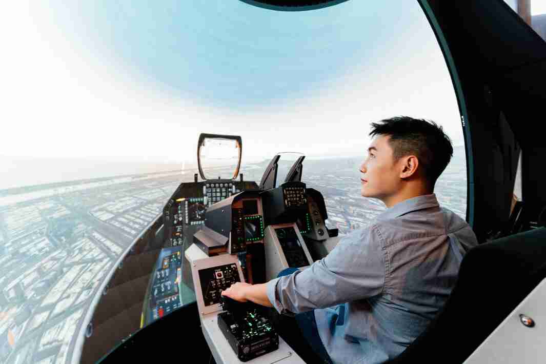 至成国际以P1.25小间距打造球形LED模拟舱，，，，搭配智崴的精密六轴动态座椅，，，结合至成国际专业影像调校技术，，，，呈现拟真模拟飞行场景