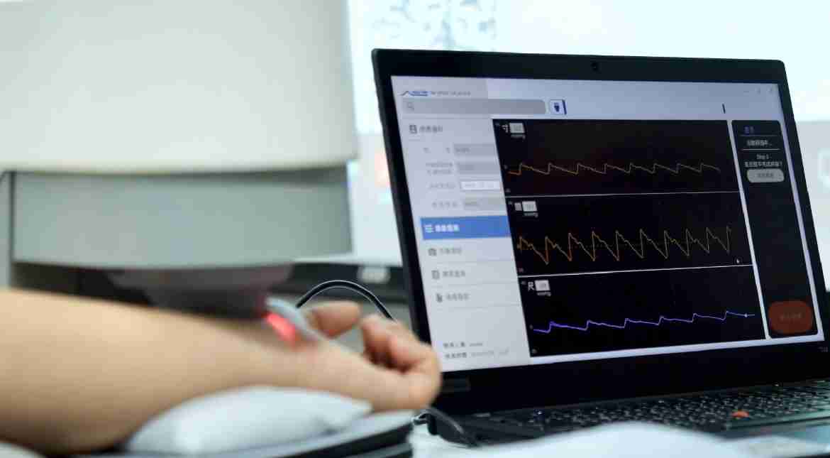 至成国际耘康以高解析与拟真的显示技术，，，，将其应用于中医检测，，，提供“中医数位化检测方案”，，使传统中医检测结果数据化与可视化