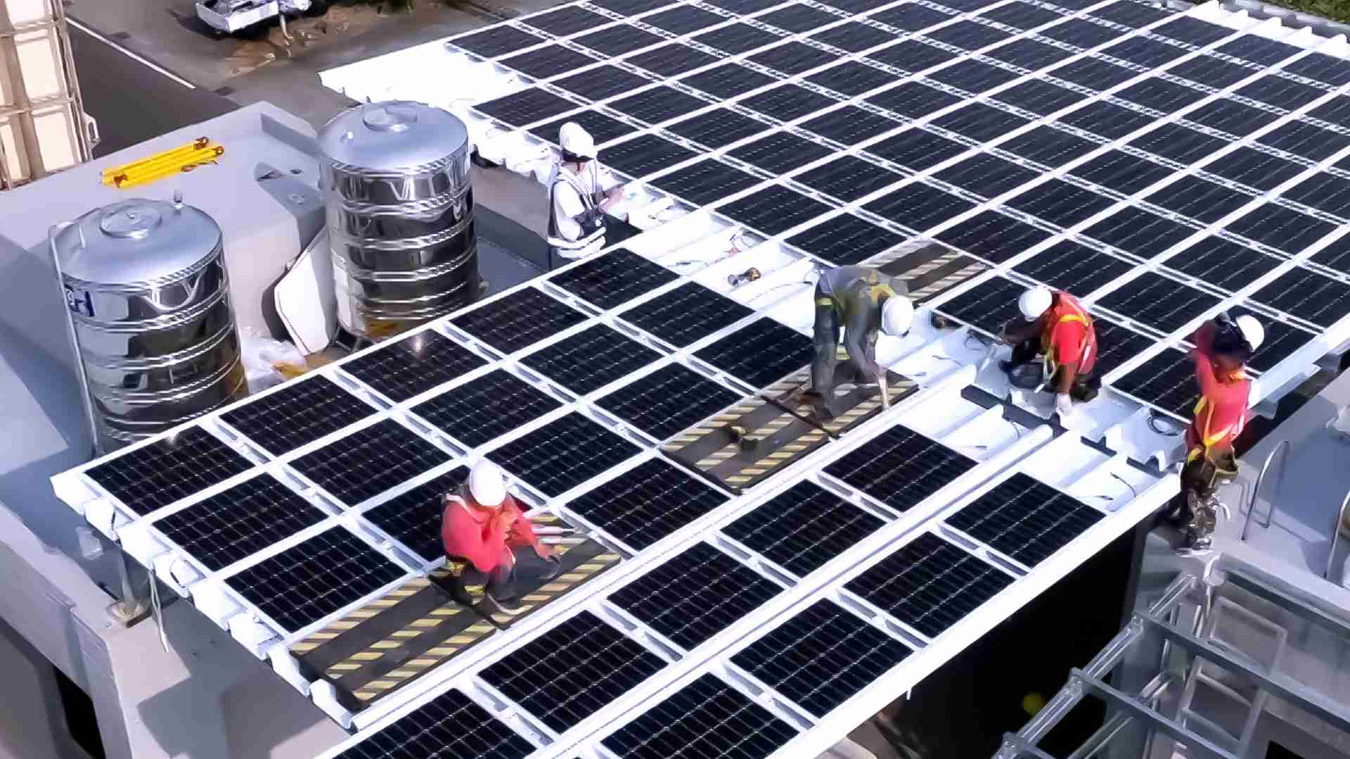 至成国际着力于替代能源之技术研发，，，，如光电浪板的相关制程、、设备与产品，，，，其中所开发之光电整合型浪板，，减少传统金属支架安装，，，更提升耐候度，，可广泛运用于多元场域，，并辅助建筑达到净零碳排目标