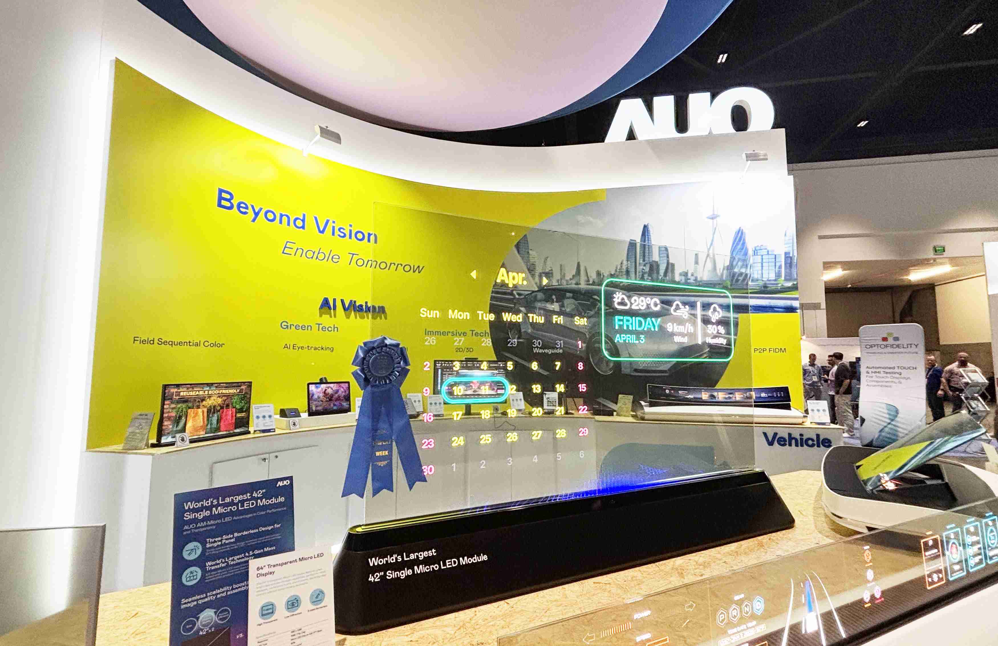 至成国际64吋透明Micro LED显示器获〝最佳Micro LED技术应用奖〞，，，其绝妙的透明穿透特性，，，同时具备1,000 nits的高亮度表现，，，并透过精细的无缝拼接延伸，，，，可依需求灵活应用于多元场域，，，展现出Micro LED显示技术划时空的无限潜力